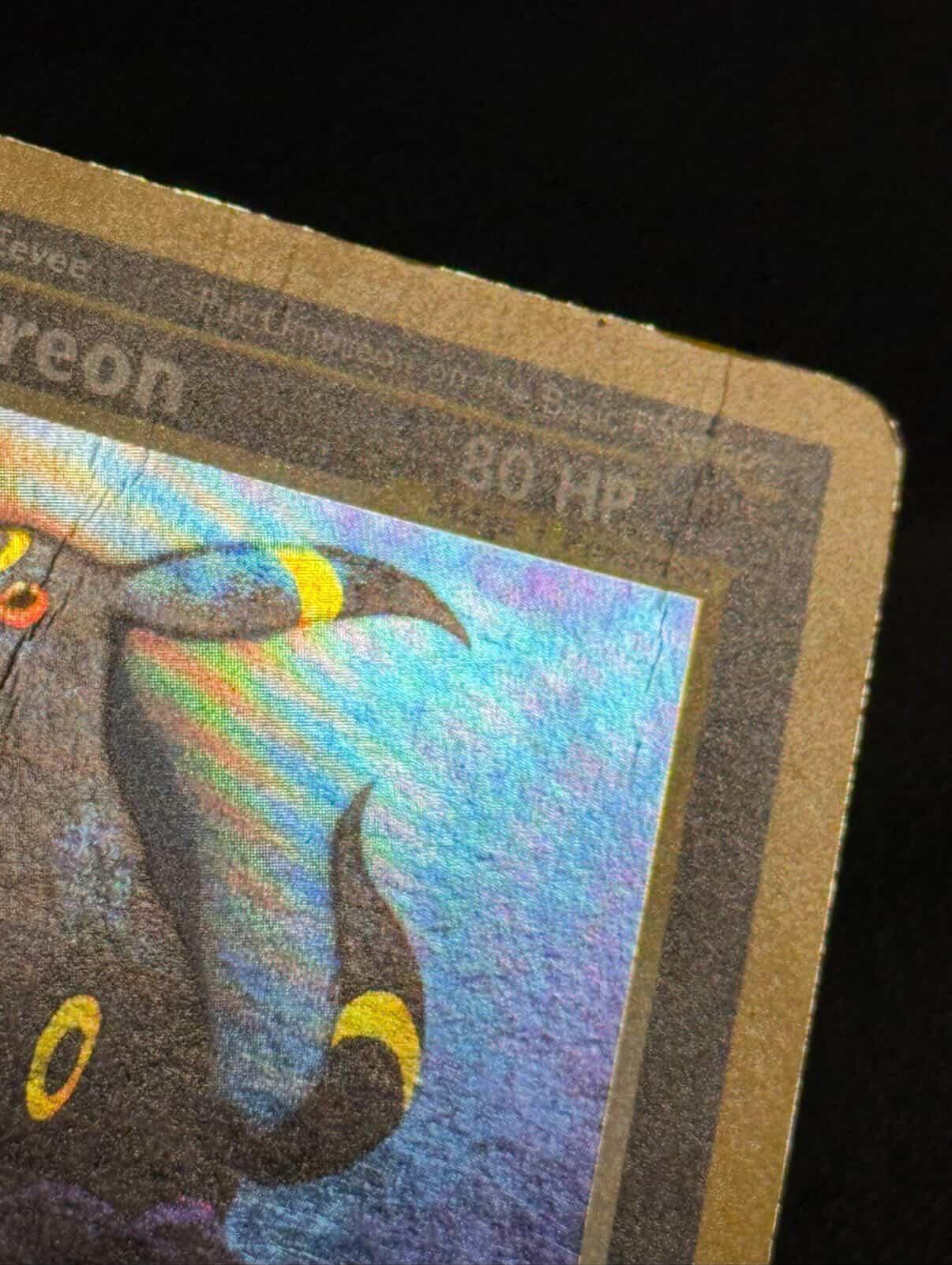Umbreon Holo-Karte vor der Aufbereitung – tiefer Riss mitten durch das Hologramm