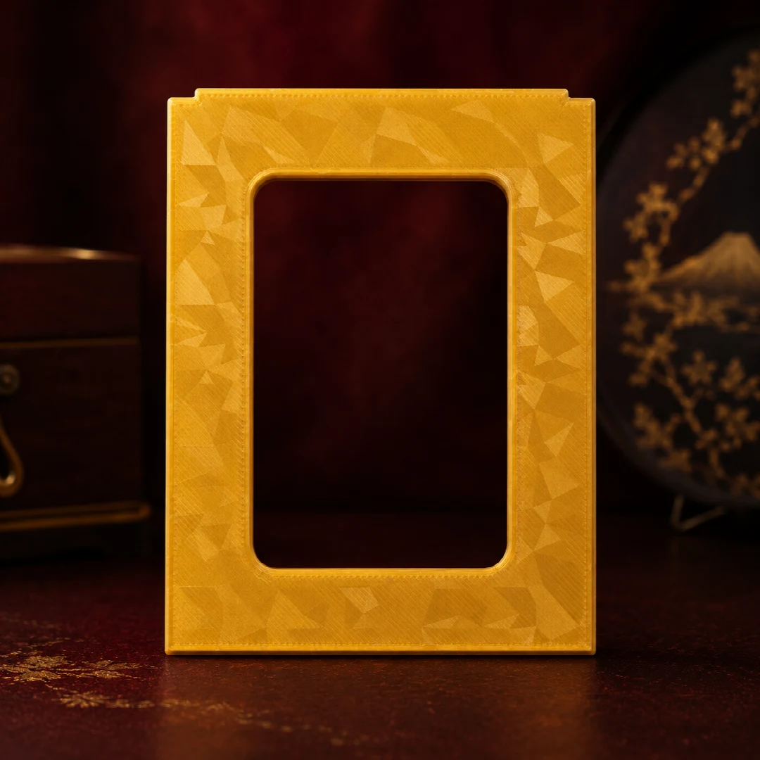 Pok&eacute;mon-Karten-Wandhalterung Triangle in Gold &ndash; Vorschau